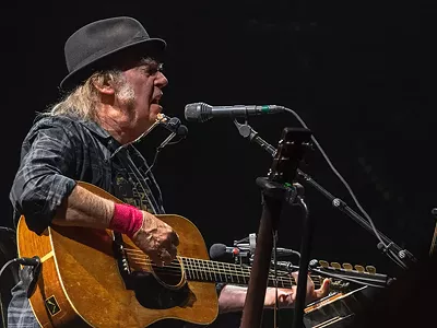 Image: Drunk bros ruined Neil Young's Detroit show