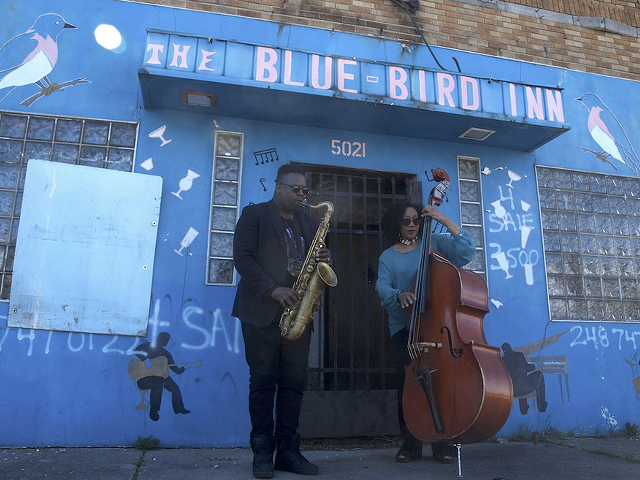 De’Sean Jones and Marion Hayden performing outside of the historic Blue Bird Inn on April 24.