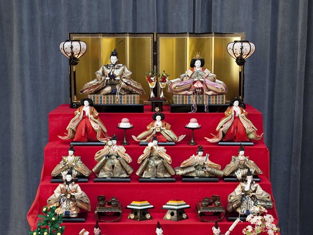 Display of Hinamatsuri dolls.