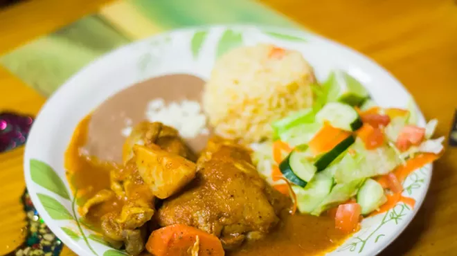 Pollo guisado.