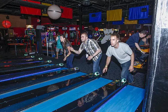  Arcade Crazy: Lucky Strike 44325 Twelve Mile Rd, Novi, MI 48377 Lucky Strike is a great choice for anyone looking for a bar dedicated to arcade games. Make no mistake, quality food and cocktails aren't lacking, nor is upscale decor and the numerous bowling lanes from which the establishment takes its name. But one step inside and you'll see this bars' true claim to fame- arcade games of all sorts and sizes. From classic retro games, to favorites like skee ball and air hockey, as well as newer shooting and racing games, this place has got it all. You'll never have to wander far to get a refill, either, with a bar situated conveniently in the middle of the game room. Lucky Strike also features several pool tables and a prize counter for redeeming your hard earned tickets. Photo Credit: Advanced Vehicle Technology Competition (Flickr)