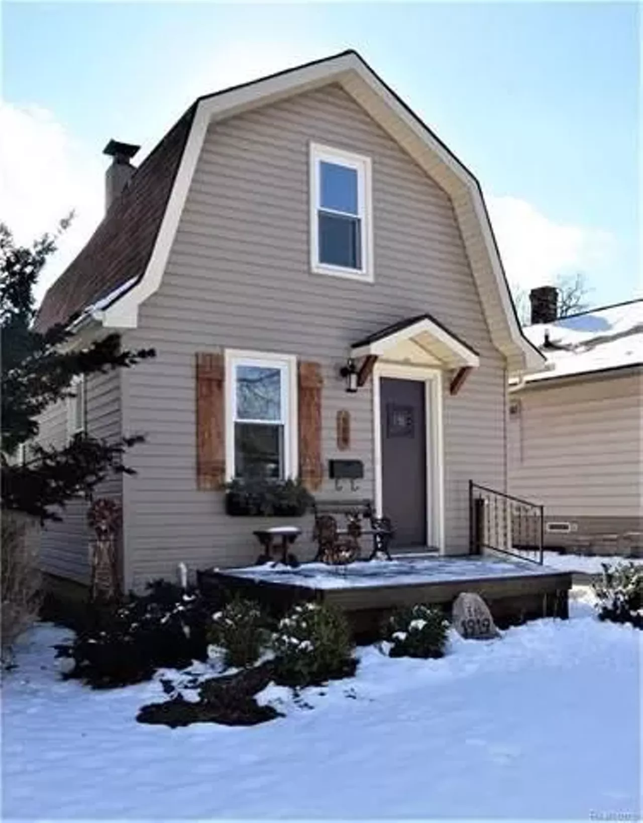 586 E Oakridge St, Ferndale $169,900 3 beds, 1 bath, 975 sq ft, 4,356 sq ft lot The details in this house are gorgeous. From the light fixtures to the tile, it is gorgeous.