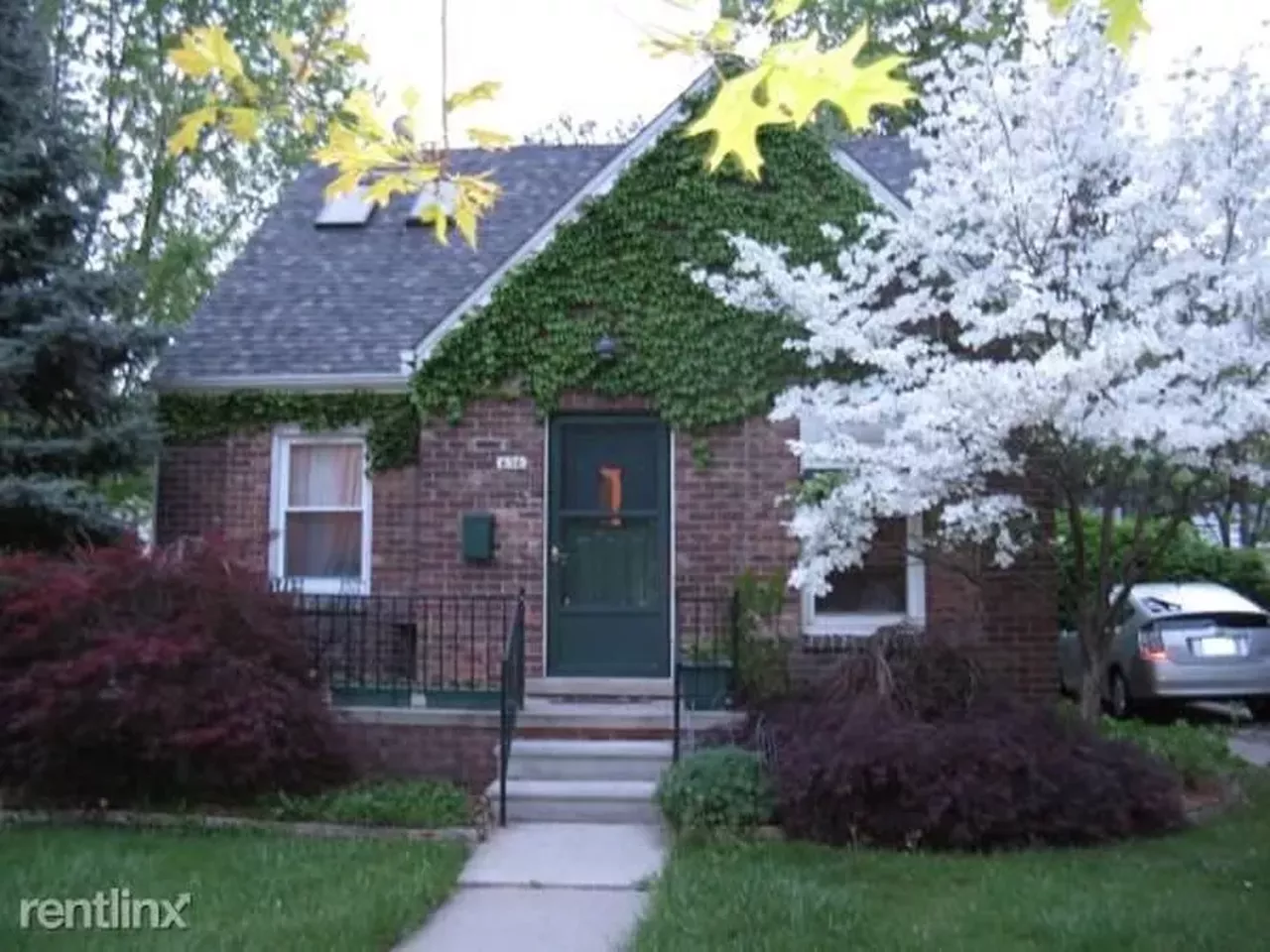 $1,600/mo. | 3 beds | 2 baths | 1,100 sqft 636 S Wilson Ave The home is the full package on the inside and out. The house has a kitchen with dishwasher, living room, 2 bedrooms master bedroom with skylights, cedar-lined closet, remodeled full bathroom and a full bedroom. There is also a front porch and a large, fenced-in back yard with a garden. This house is located near a large park and is a short walk to downtown Royal Oak.