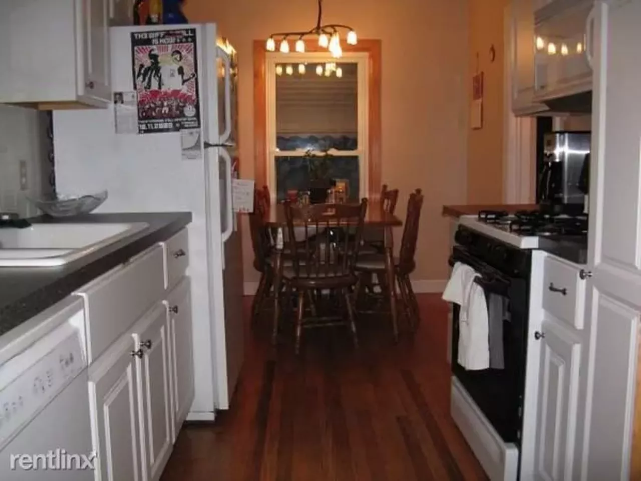 $1,600/mo. | 3 beds | 2 baths | 1,100 sqft 636 S Wilson Ave The home is the full package on the inside and out. The house has a kitchen with dishwasher, living room, 2 bedrooms master bedroom with skylights, cedar-lined closet, remodeled full bathroom and a full bedroom. There is also a front porch and a large, fenced-in back yard with a garden. This house is located near a large park and is a short walk to downtown Royal Oak.