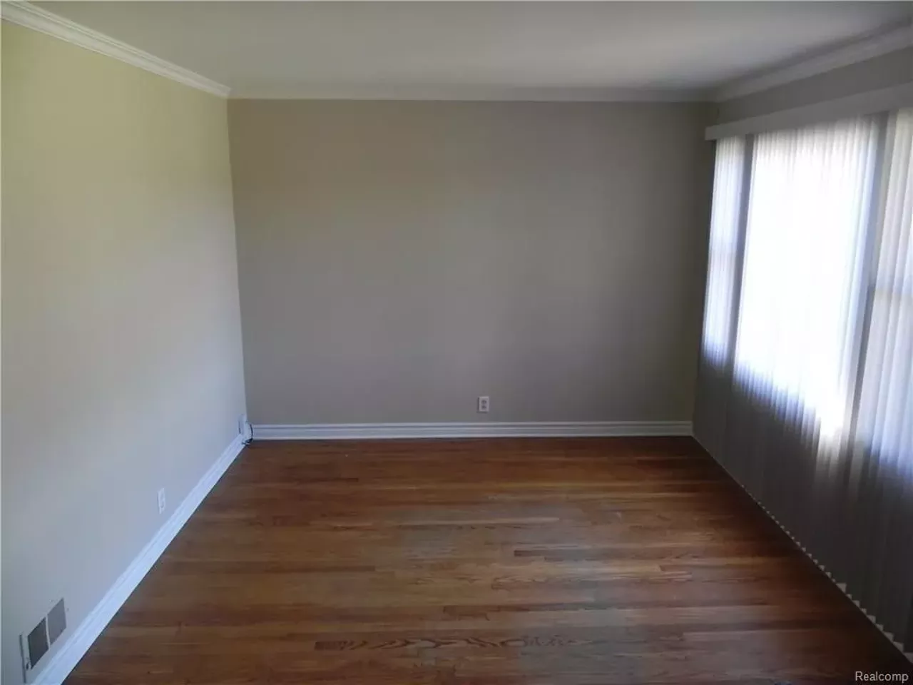 $1,200 /mo | 3 beds | 1 bath | 770 sqft 925 Woodward Hts. This attractive, three bedroom home, provides livers with a good sized eat-in kitchen with newer oak cabinets, wood flooring, gas stove, refrigerator and dishwasher, along with a large living room with wood flooring picture window providing beautiful light. Pets may be accepted may depending on size & breed. To make it even better, the house has a solid location, close to Woodward, Hilton and downtown Ferndale.