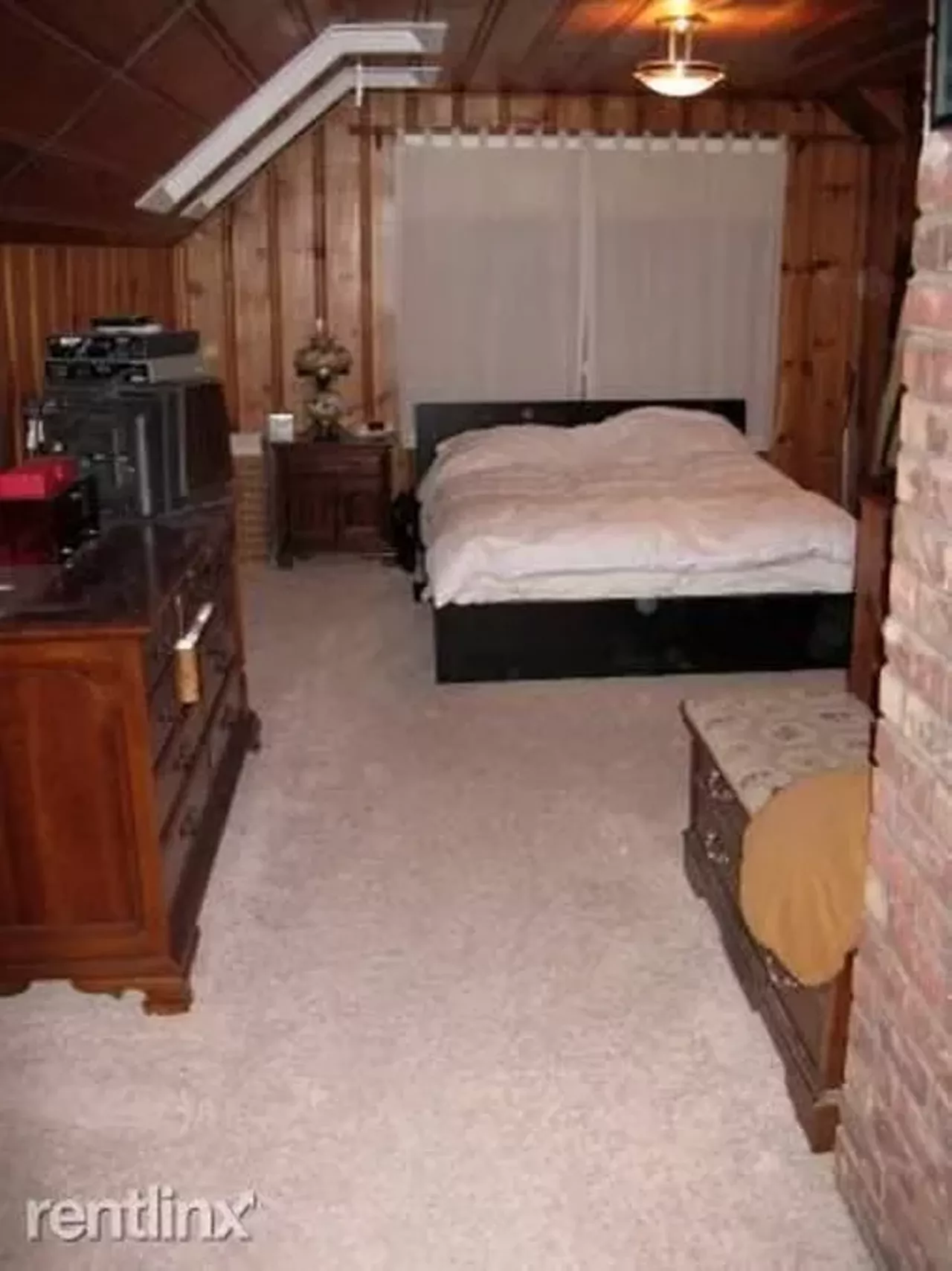 $1,600/mo. | 3 beds | 2 baths | 1,100 sqft 636 S Wilson Ave The home is the full package on the inside and out. The house has a kitchen with dishwasher, living room, 2 bedrooms master bedroom with skylights, cedar-lined closet, remodeled full bathroom and a full bedroom. There is also a front porch and a large, fenced-in back yard with a garden. This house is located near a large park and is a short walk to downtown Royal Oak.