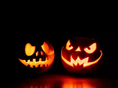 Pumpkin carving At any location you feel comfortable, can safely/legally wield sharp carving tools and are able to make a mess with pumpkins. Not afraid of a bit of a mess? You can opt for a classic jack-o-lantern with triangle eyes, write a funny message, or if you're a pumpkin picasso, create an intricate design to wow on your date. A pumpkin carving kit is typically less than $4 at the grocery story, or you can make use tools you already have at home - just make sure both you and your partner stay safe. 