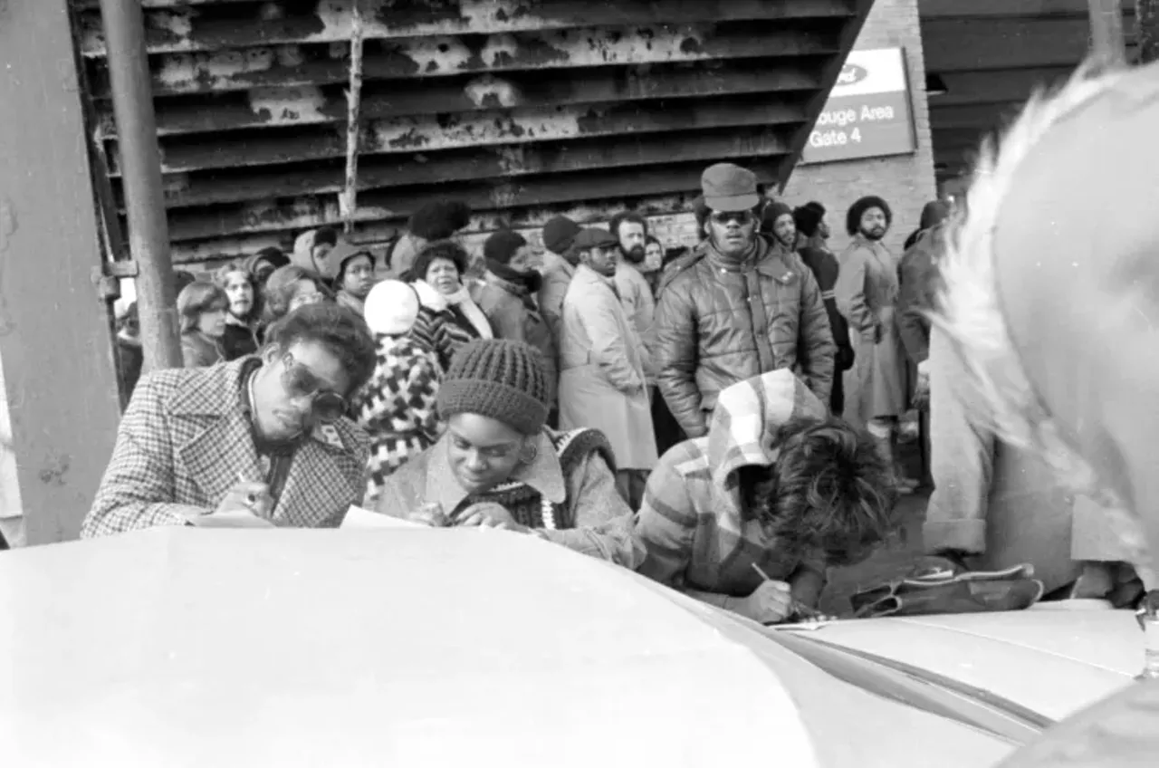 Future employees signing up for a job from Virtual Motor City (Photo credit: Detroit News Collection, Walter P. Reuther Library, Wayne State University)