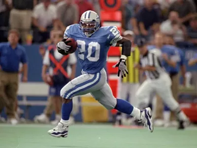 Image: 20 years ago today: Barry Sanders breaks the NFL’s 2,000-yard mark at a doomed Pontiac Silverdome