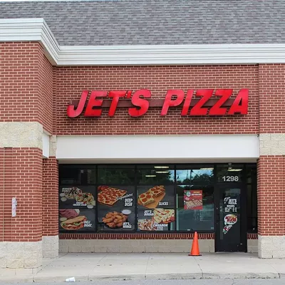 Jet's Various locations; jetspizza.com Some might say Jet&#146;s Pizza is to Detroit-style deep dish as what McDonald&#146;s is to the classic American burger and fries &#151; but that doesn&#146;t make it any less tasty. While you might not get the dining ambiance of other pizzeria&#146;s featured on this list, Jet&#146;s is still a reliable way to scratch that Detroit-style deep-dish itch. Photo via Wikipedia Commons