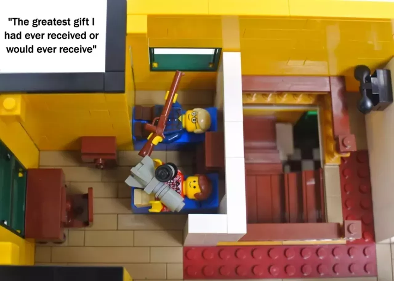 Image: 27 photos of the LEGO replica of the Christmas Story house