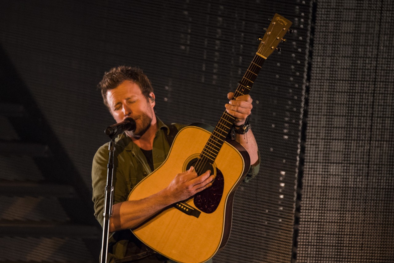 30 photos of Dierks Bentley performing at DTE Energy Music Theatre