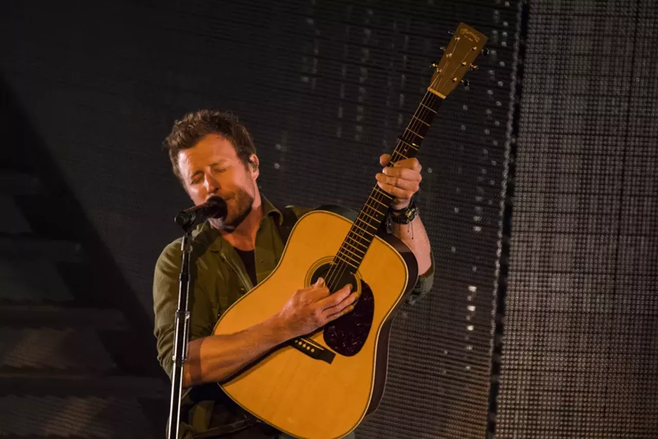 Image: 30 photos of Dierks Bentley performing at DTE Energy Music Theatre