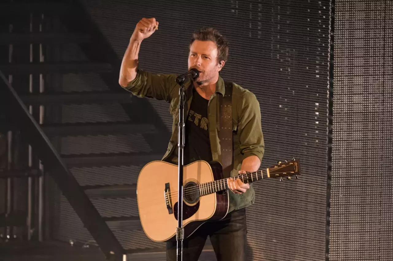 Image: 30 photos of Dierks Bentley performing at DTE Energy Music Theatre
