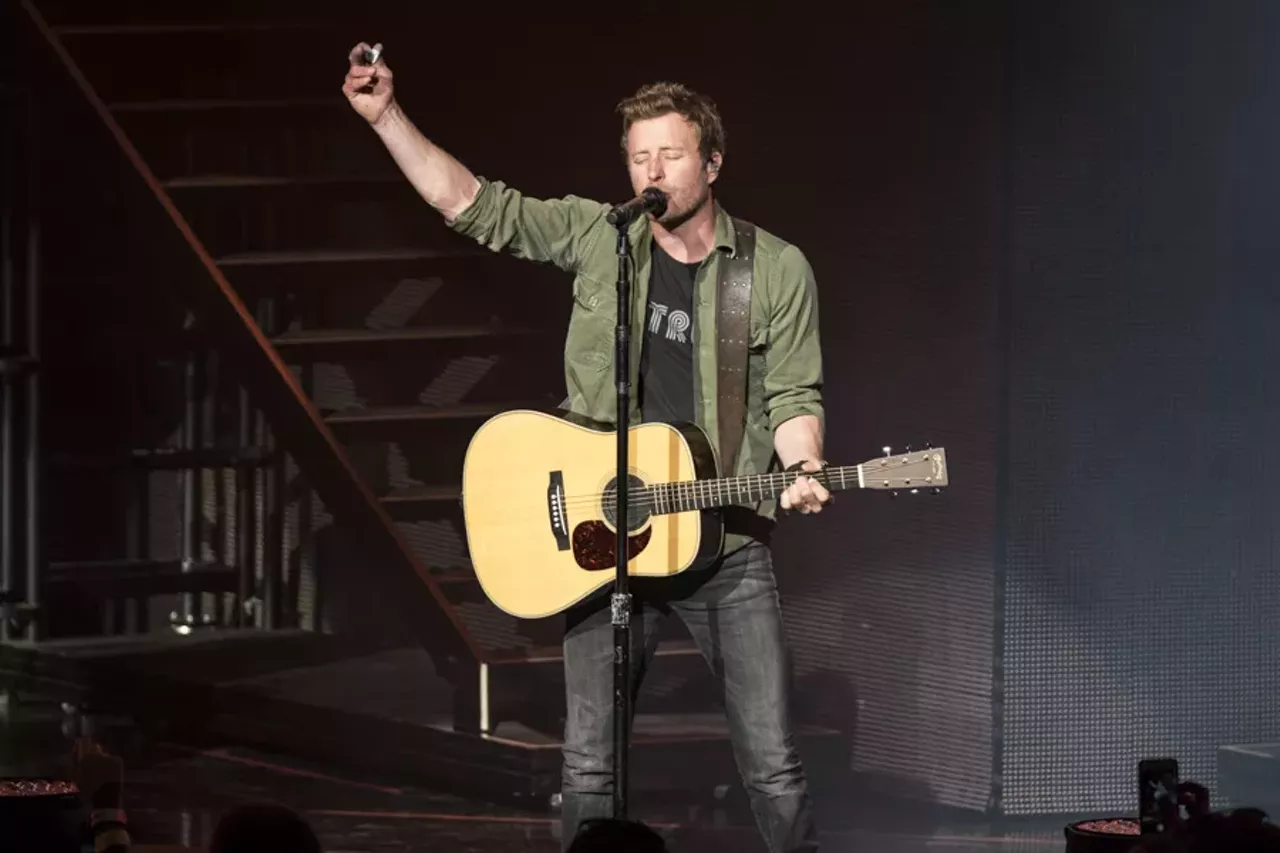 Image: 30 photos of Dierks Bentley performing at DTE Energy Music Theatre