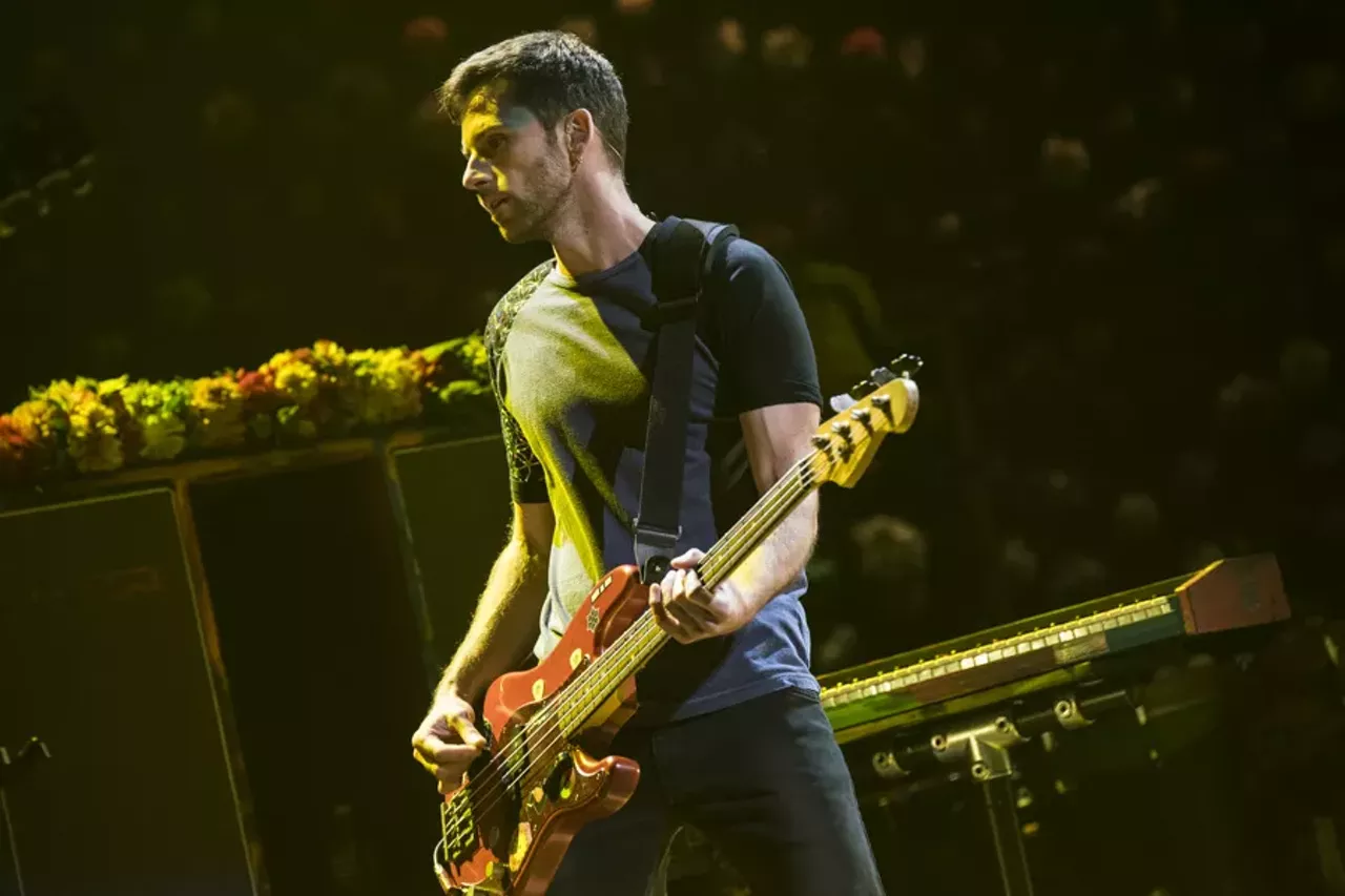 Image: 35 photos of Coldplay @ The Palace (and they were all yellow)