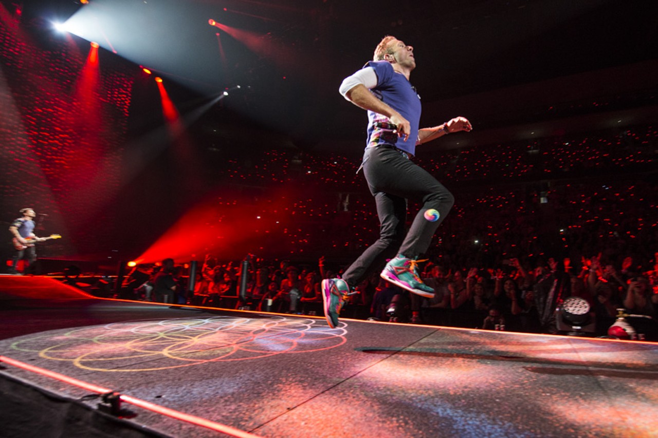 35 photos of Coldplay @ The Palace (and they were all yellow)