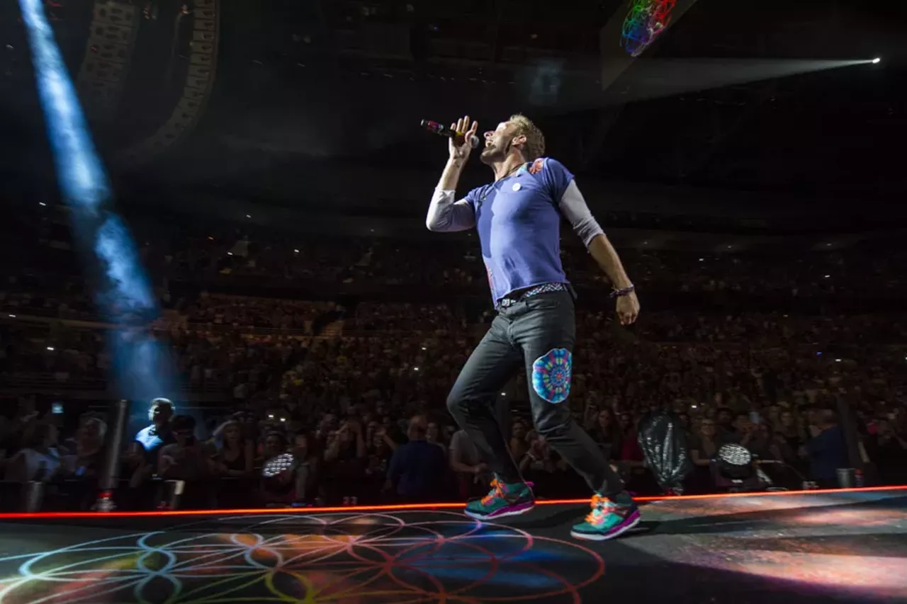 Image: 35 photos of Coldplay @ The Palace (and they were all yellow)