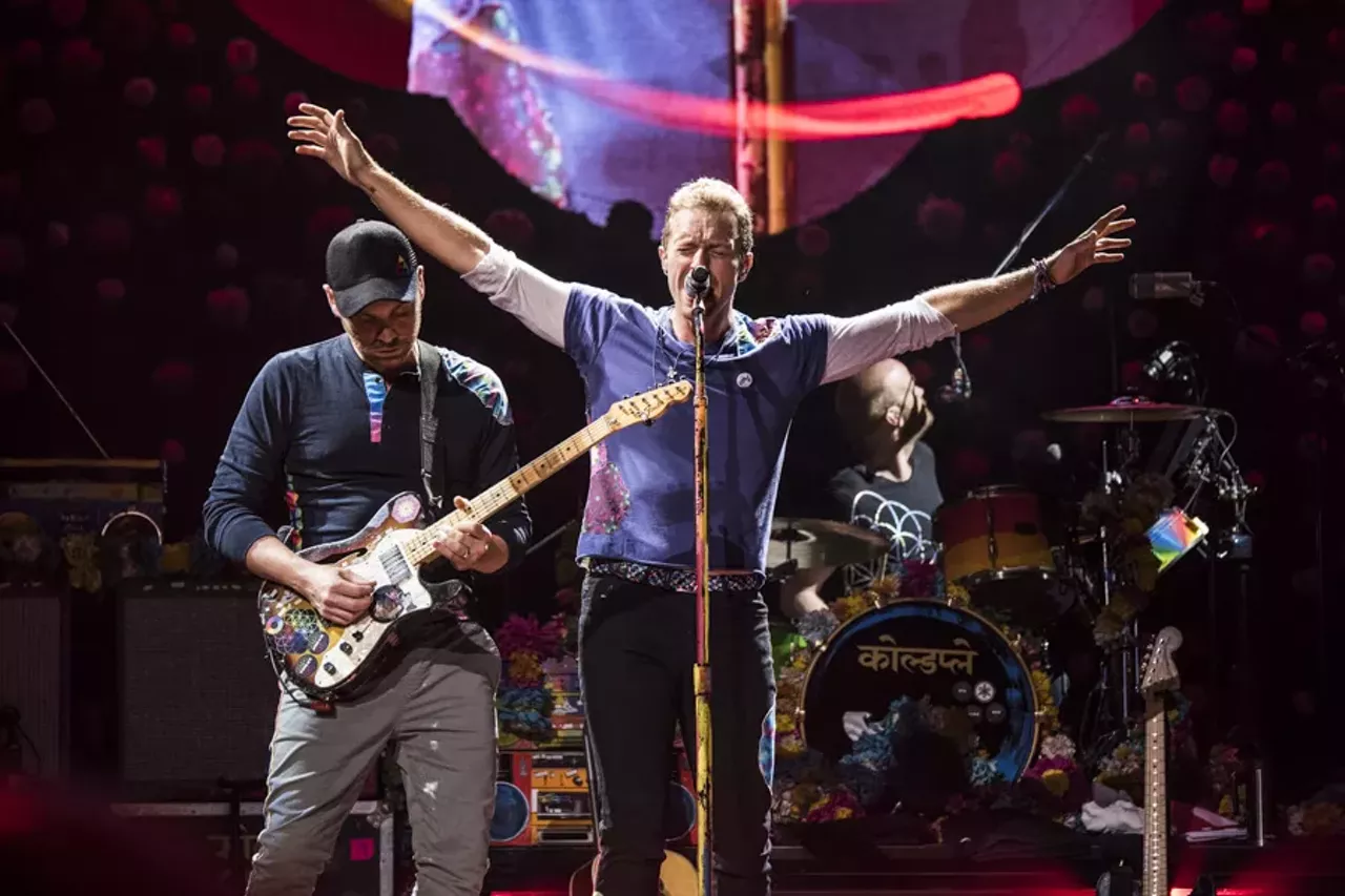 Image: 35 photos of Coldplay @ The Palace (and they were all yellow)