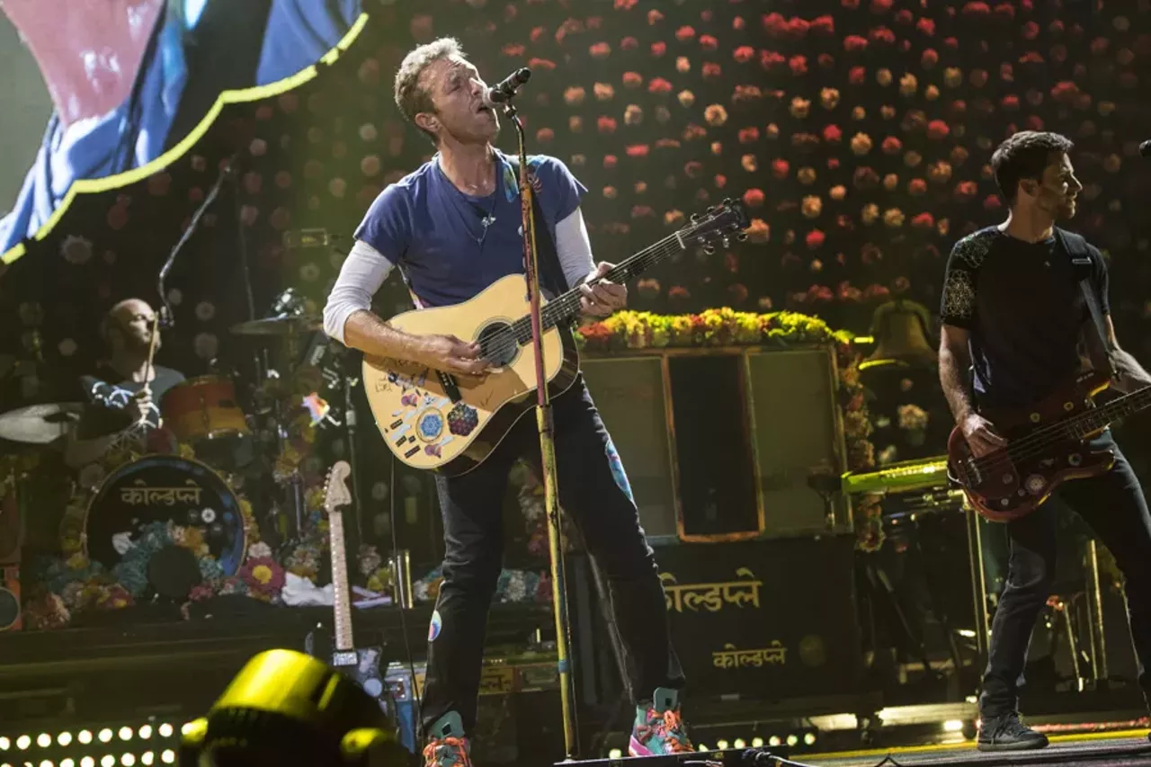 Image: 35 photos of Coldplay @ The Palace (and they were all yellow)