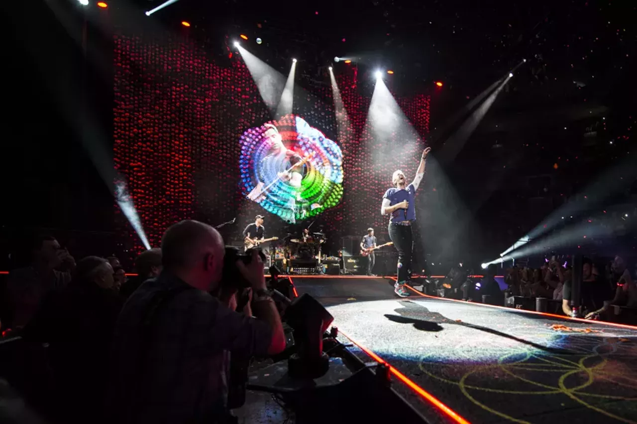 Image: 35 photos of Coldplay @ The Palace (and they were all yellow)