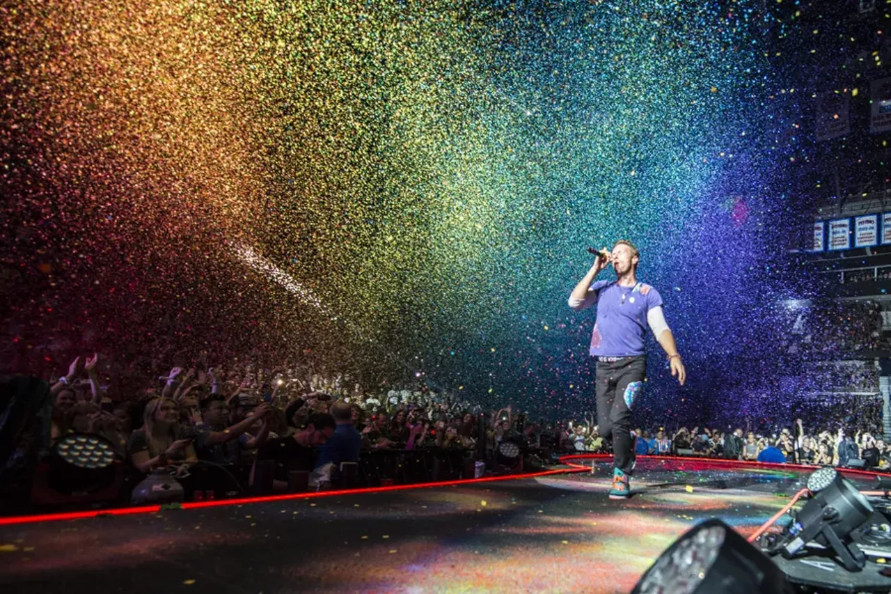 Image: 35 photos of Coldplay @ The Palace (and they were all yellow)