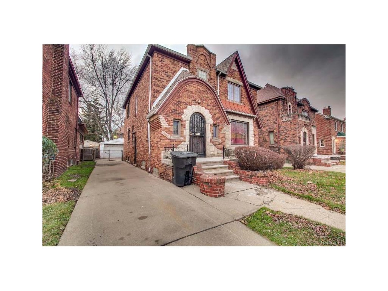 18019 Ohio St, Detroit
$100,000; 3 beds, 1.1 bath
This charming little house on Ohio St, was built a long time ago and the architecture shows that. The big curves in the entrance ways are stunning, as well as the gorgeous hardwood floors.