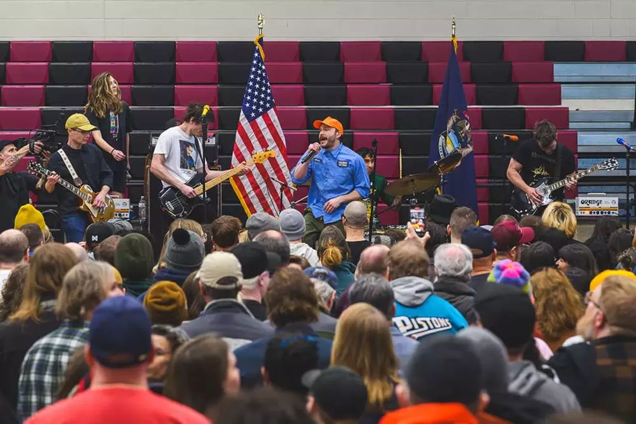 Image: Bernie Sanders draws massive crowd in Macomb County to fight oligarchy