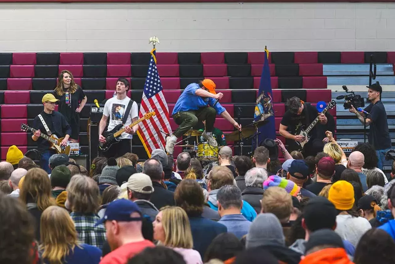 Image: Bernie Sanders draws massive crowd in Macomb County to fight oligarchy