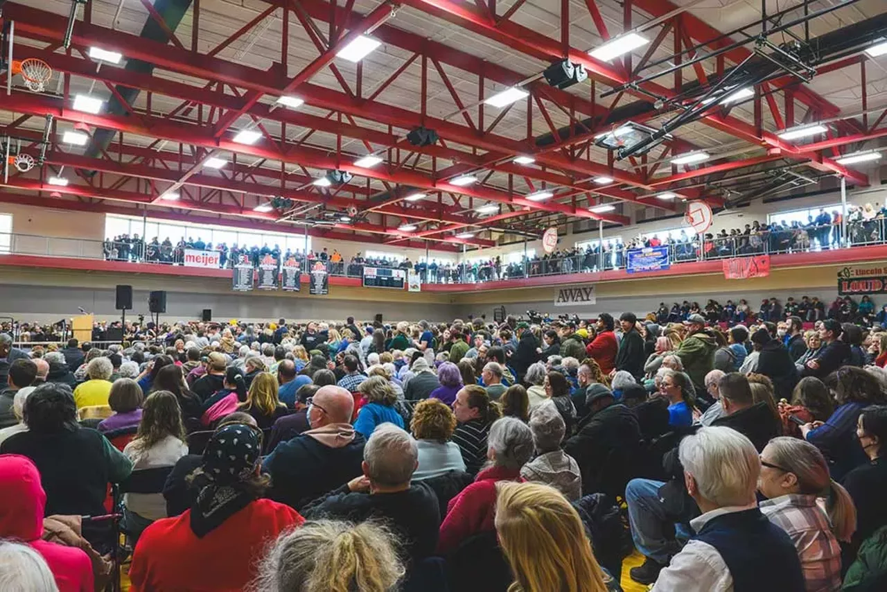 Image: Bernie Sanders draws massive crowd in Macomb County to fight oligarchy