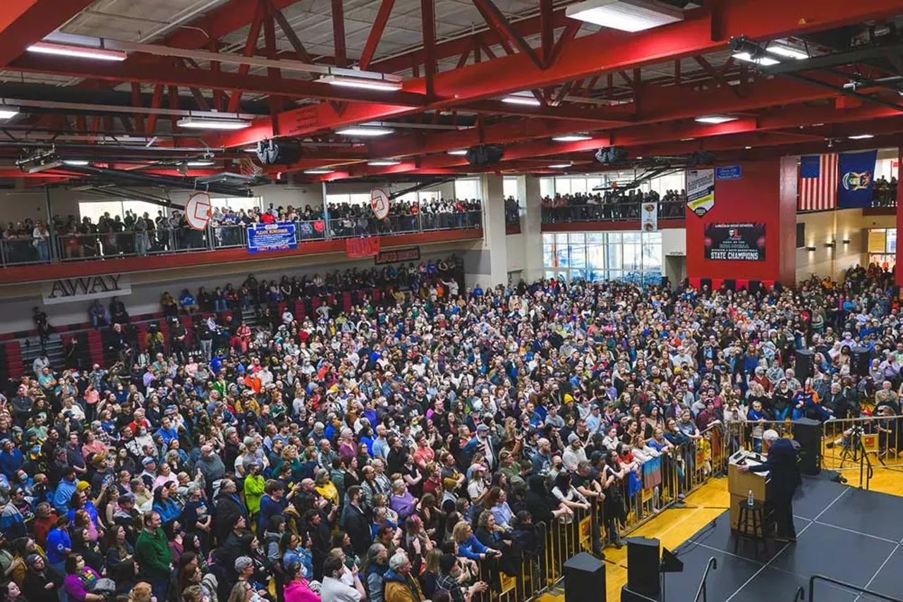 Image: Bernie Sanders draws massive crowd in Macomb County to fight oligarchy