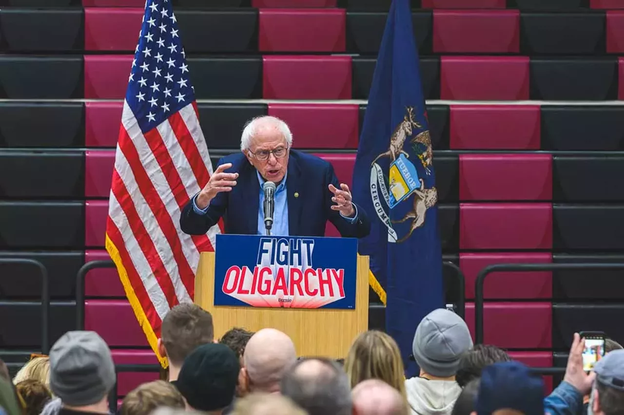 Image: Bernie Sanders draws massive crowd in Macomb County to fight oligarchy