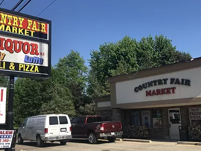 Image: Chowhound: This liquor store sells some of the best fried chicken in Michigan