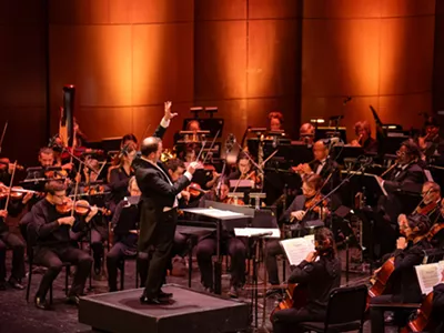 Roberto Kalb directing the Detroit Opera Orchestra.