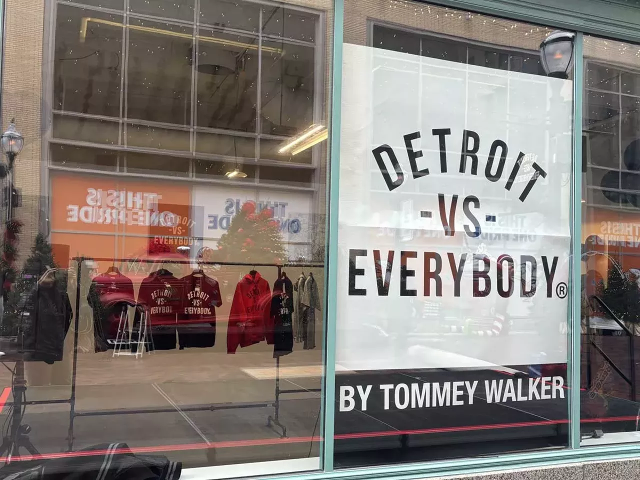 Detroit vs. Everybody Originating as a clothing brand in 2012 created by Tommey Walker, “Detroit vs. Everybody” has since gained global recognition. The phrase’s message of resilience and unity expanded its appeal, leading to it being adopted in various contexts worldwide. Inspired by Detroit, festivals, cities, and other communities now often put their own twist on the slogan.