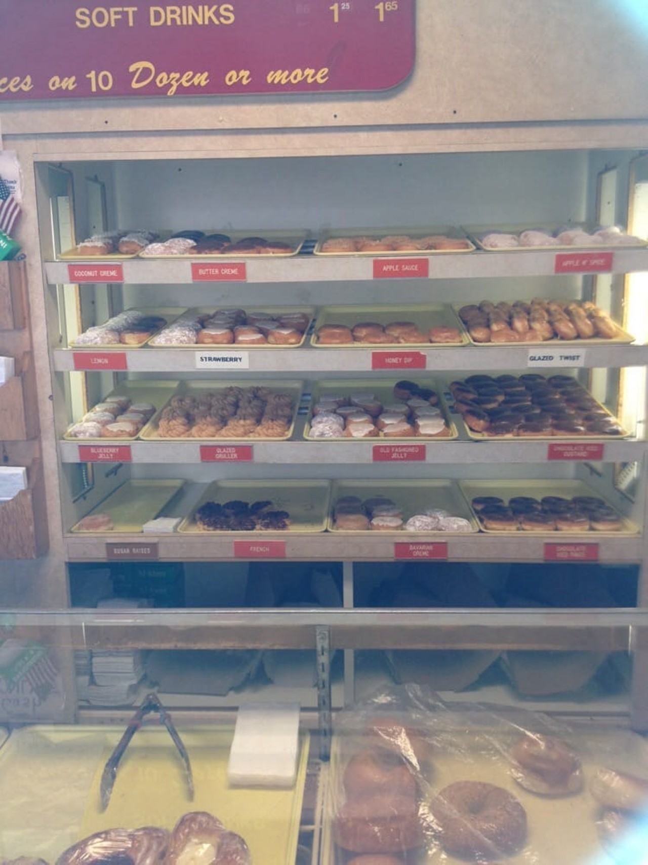  Donutown
Location :25580 5 Mile Rd, Redford
Hours: Mon-Sun 5am-12am