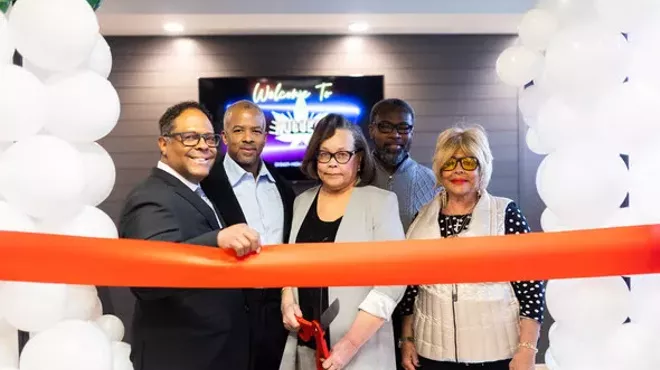 Detroit Deputy Mayor Todd Bettison, Dr. Louis Radden, Camille Hicks, City Council President Pro Tem James Tate, and Police Commissioner Linda Bernard cutting a ribbon at Nuggets Dispensary.