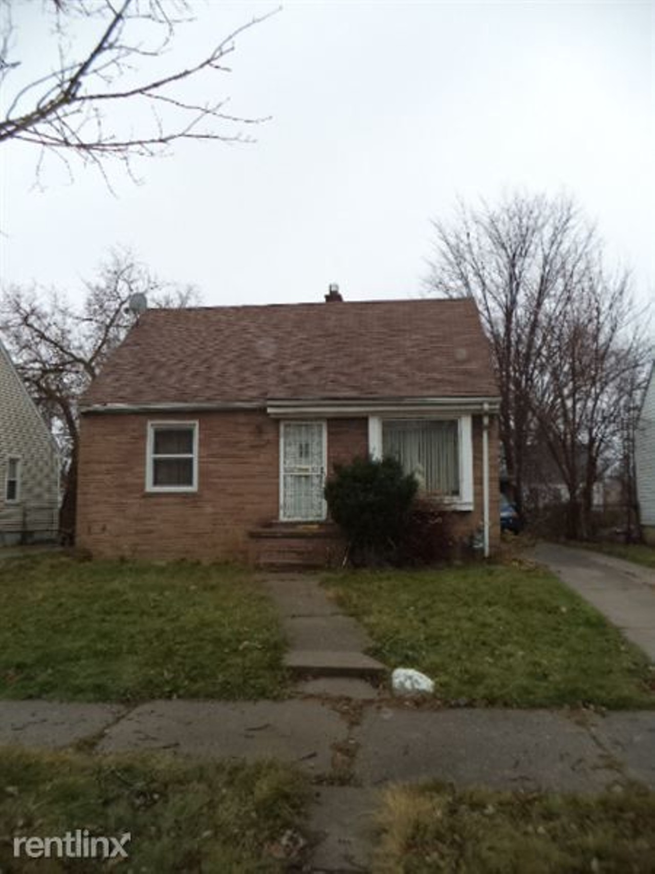 Hamtramck | $700/month | 3 bed, 1 bath 
17851 Wexford St.
A whole house for $700/month, what a steal! It also has a washer/dryer, hardwood floors, finished basement, and ceramic tiles in the bathroom. The best part? There&#146;s a two door garage, too. Why aren&#146;t you living here yet?