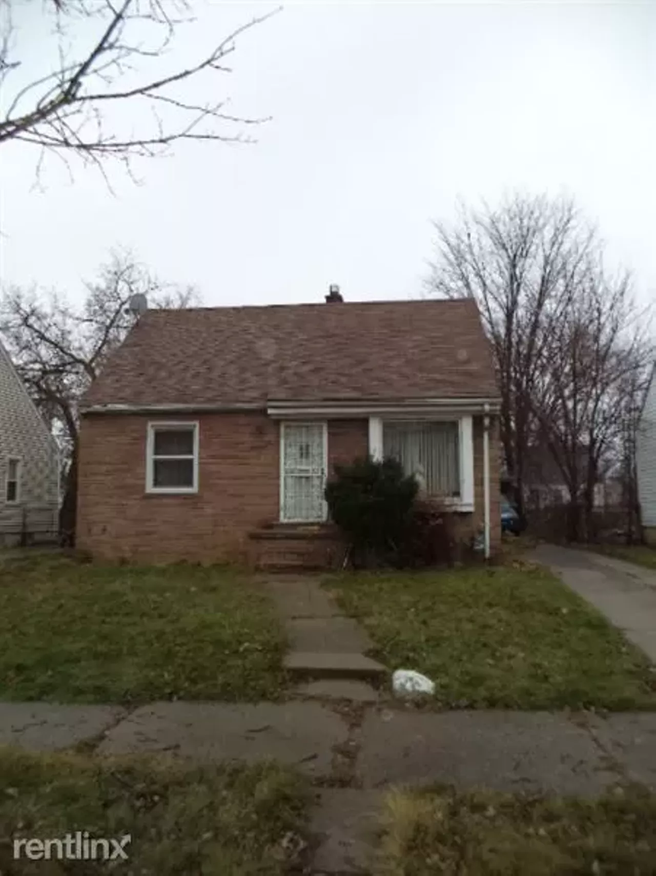 Hamtramck | $700/month | 3 bed, 1 bath 17851 Wexford St. A whole house for $700/month, what a steal! It also has a washer/dryer, hardwood floors, finished basement, and ceramic tiles in the bathroom. The best part? There&#146;s a two door garage, too. Why aren&#146;t you living here yet?