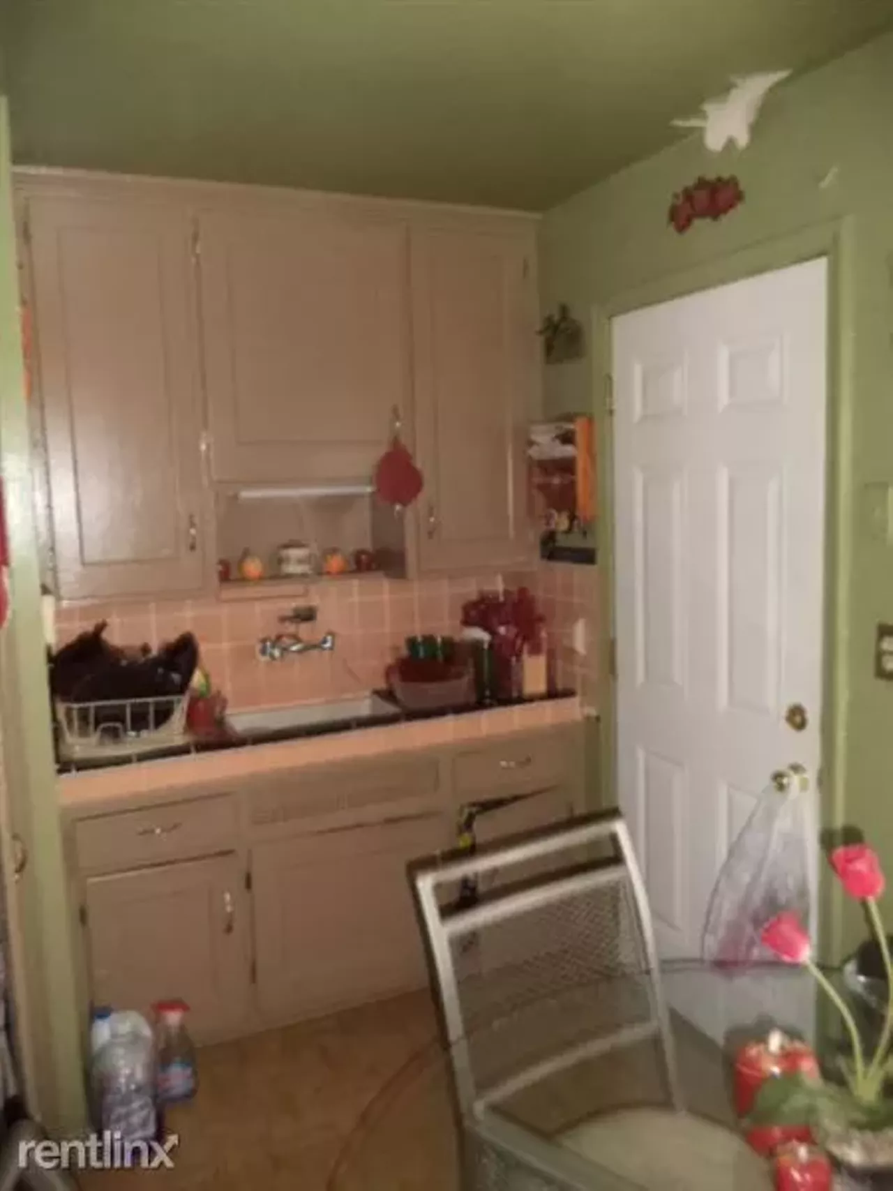 Hamtramck | $700/month | 3 bed, 1 bath 17851 Wexford St.A kitchen/dining room perfect for intimate gatherings.