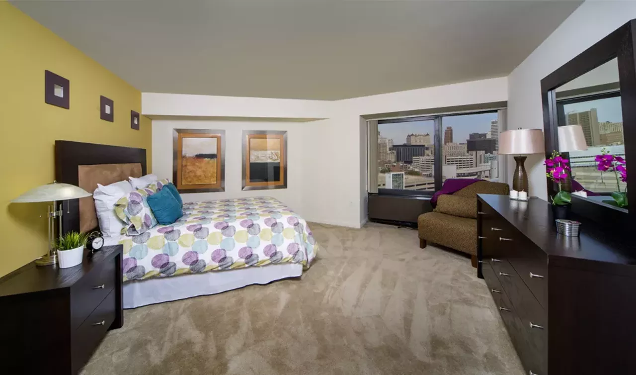 Riverfront Towers &#150; Downtown 100-300 Riverfront Dr, Detroit, MI 48226 1 Bedroom $993 &#150; 2,205 2 Bedrooms $1,637 &#150; 3,551 3 Bedrooms $2,100 &#150; 11,465 4 Bedrooms $1,709 &#150; 6,097