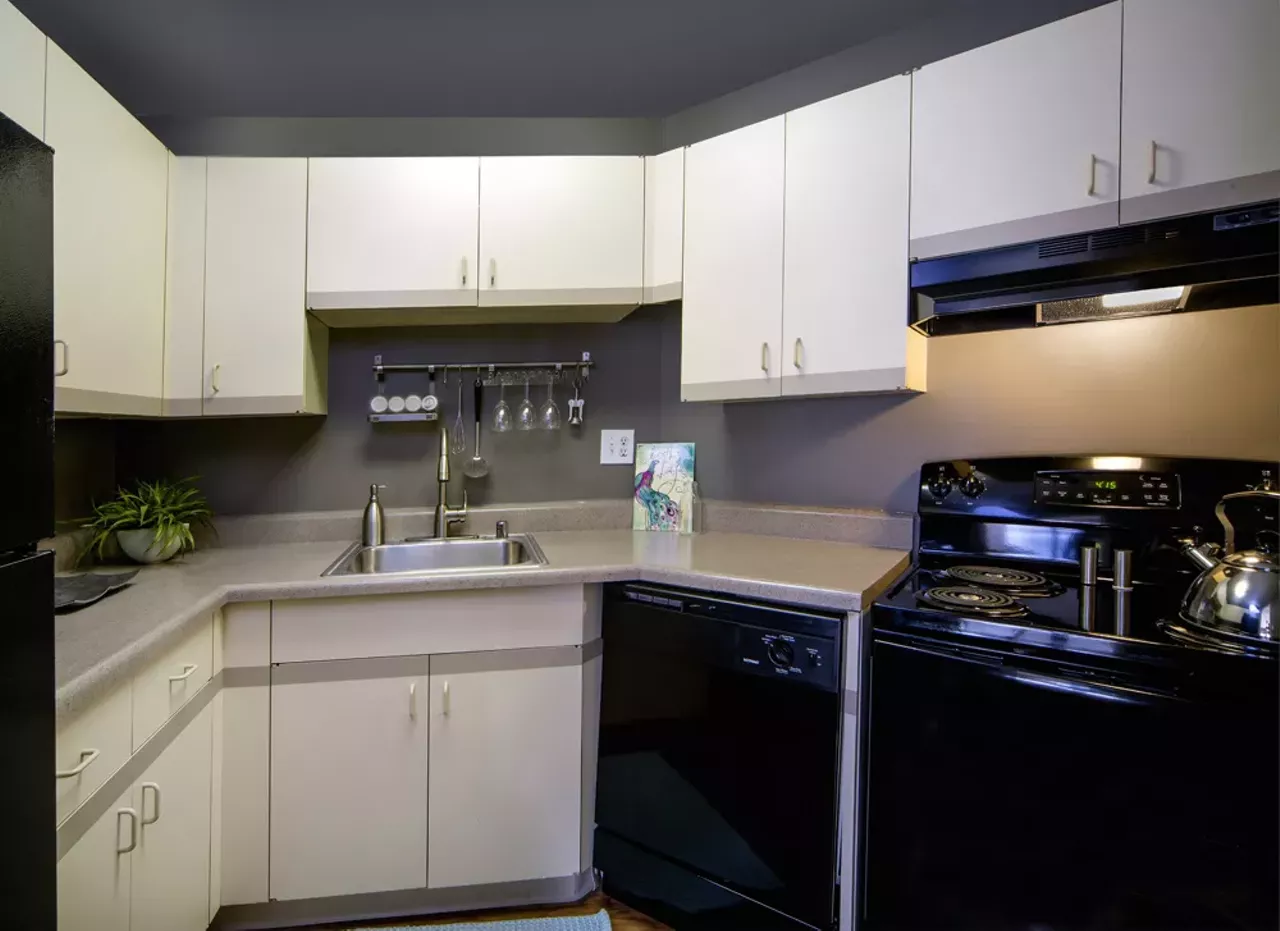 Riverfront Towers &#150; Downtown 100-300 Riverfront Dr, Detroit, MI 48226 1 Bedroom $993 &#150; 2,205 2 Bedrooms $1,637 &#150; 3,551 3 Bedrooms $2,100 &#150; 11,465 4 Bedrooms $1,709 &#150; 6,097