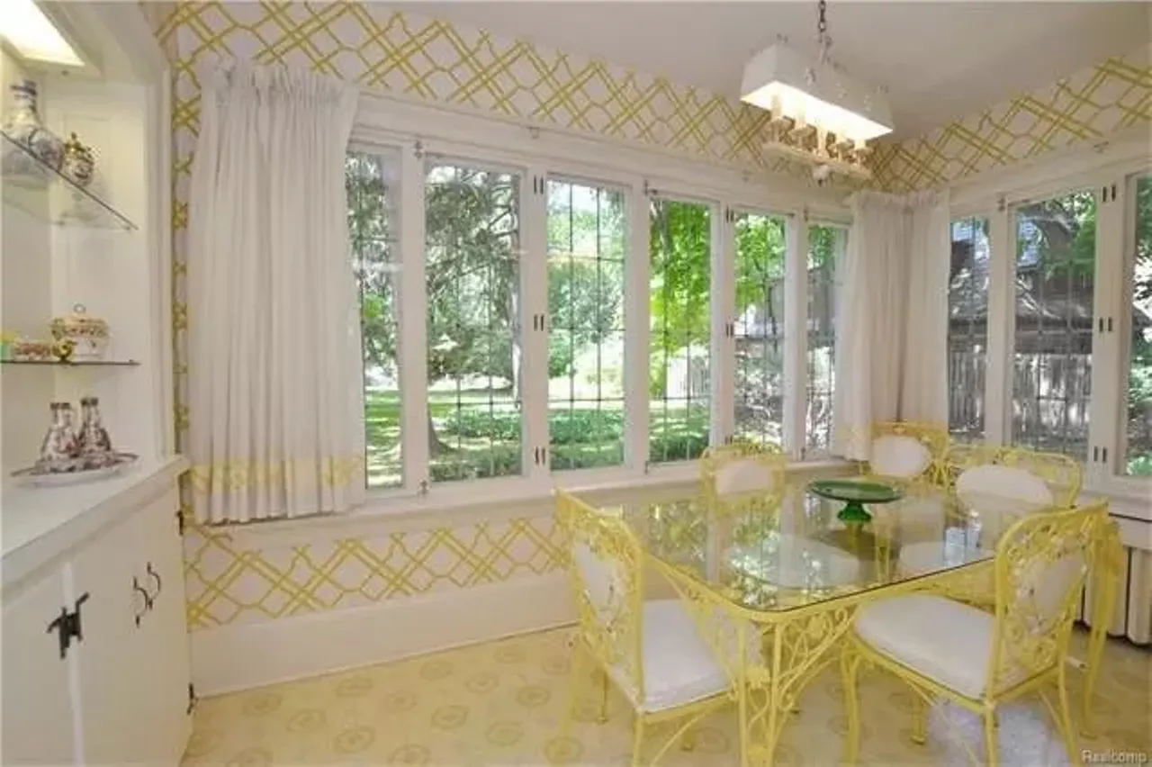  1700 Lincolnshire Dr Asking price: $789,000 6 beds | 4 full baths, 1 half bath Pretty sure this house has a chandelier in every room. It&#146;s lit!