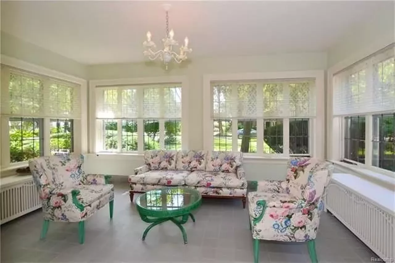  1700 Lincolnshire Dr Asking price: $789,000 6 beds | 4 full baths, 1 half bath Pretty sure this house has a chandelier in every room. It&#146;s lit!