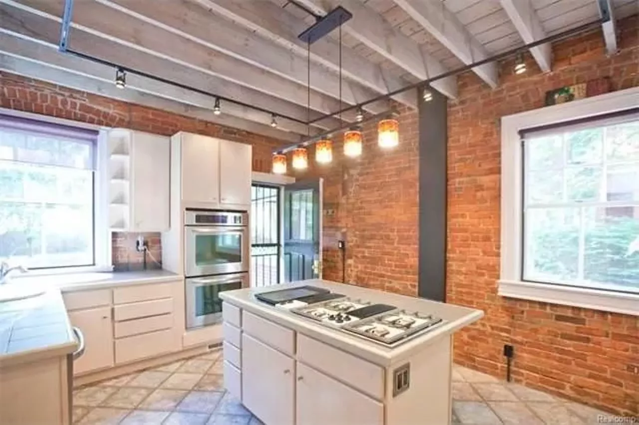  1005 Iroquois St Asking price: $659,900 5 beds | 3 full baths, 1 half bath Man they don&#146;t make &#145;em like this anymore. Built in 1899, this sprawling estate has all kinds of shit you actually don&#146;t find in news homes, think carriage houses and butlers quarters.