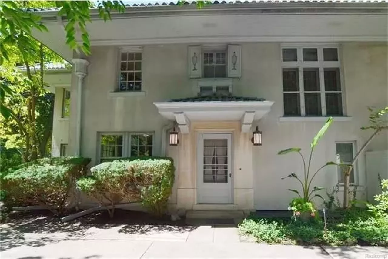  1700 Lincolnshire Dr Asking price: $789,000 6 beds | 4 full baths, 1 half bath Pretty sure this house has a chandelier in every room. It&#146;s lit!