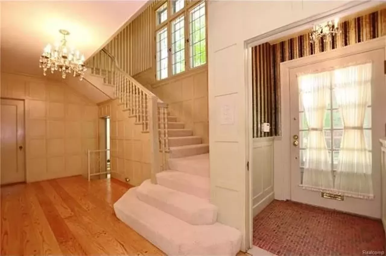 1700 Lincolnshire Dr Asking price: $789,000 6 beds | 4 full baths, 1 half bath Pretty sure this house has a chandelier in every room. It&#146;s lit!