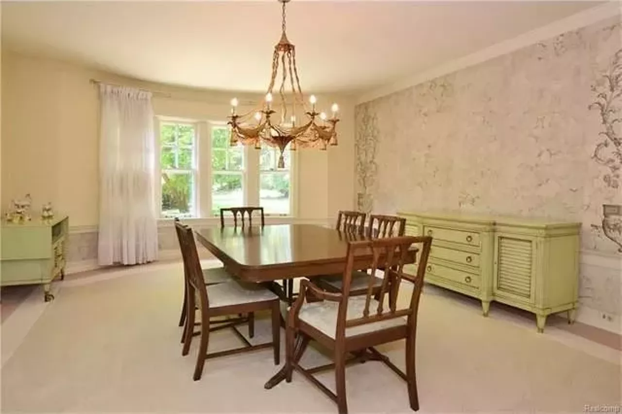  1700 Lincolnshire Dr Asking price: $789,000 6 beds | 4 full baths, 1 half bath Pretty sure this house has a chandelier in every room. It&#146;s lit!