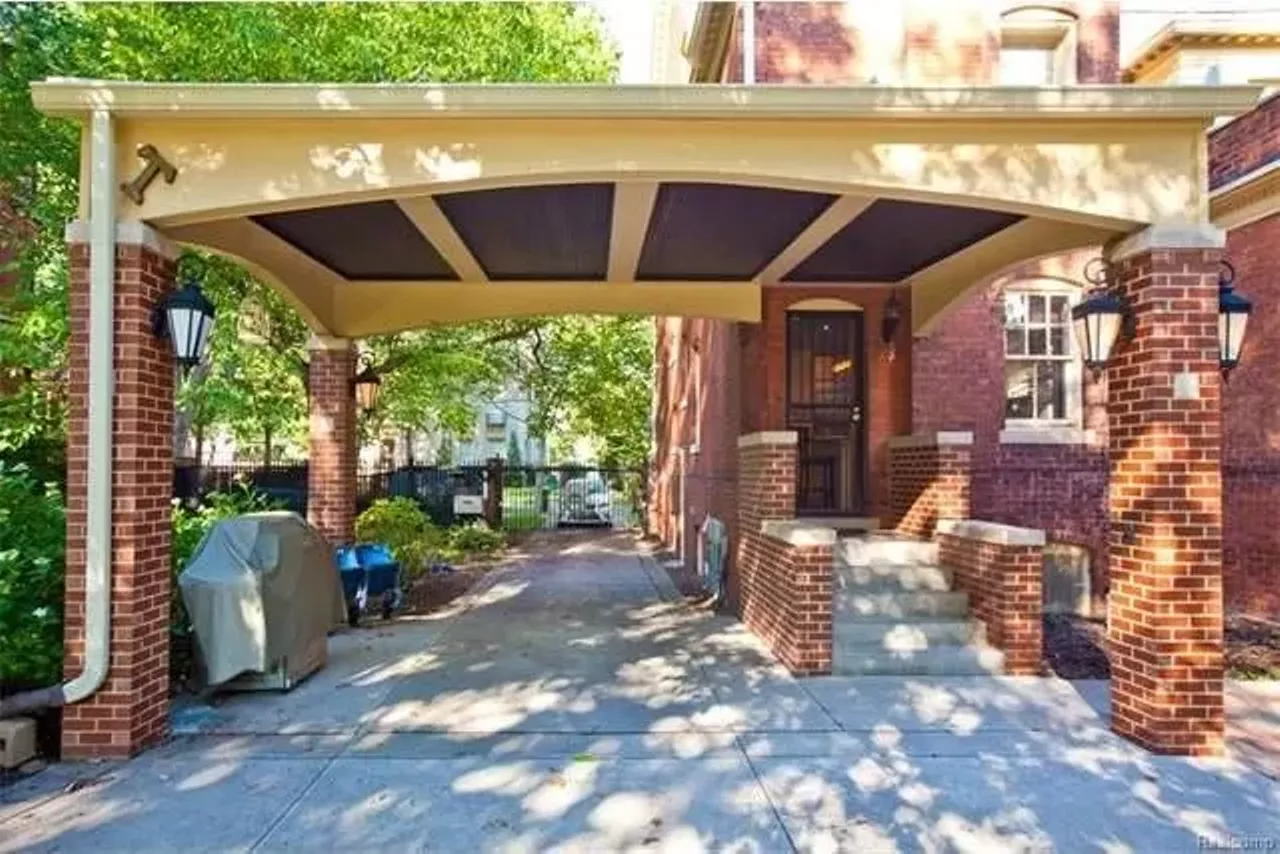  1005 Iroquois St Asking price: $659,900 5 beds | 3 full baths, 1 half bath Man they don&#146;t make &#145;em like this anymore. Built in 1899, this sprawling estate has all kinds of shit you actually don&#146;t find in news homes, think carriage houses and butlers quarters.