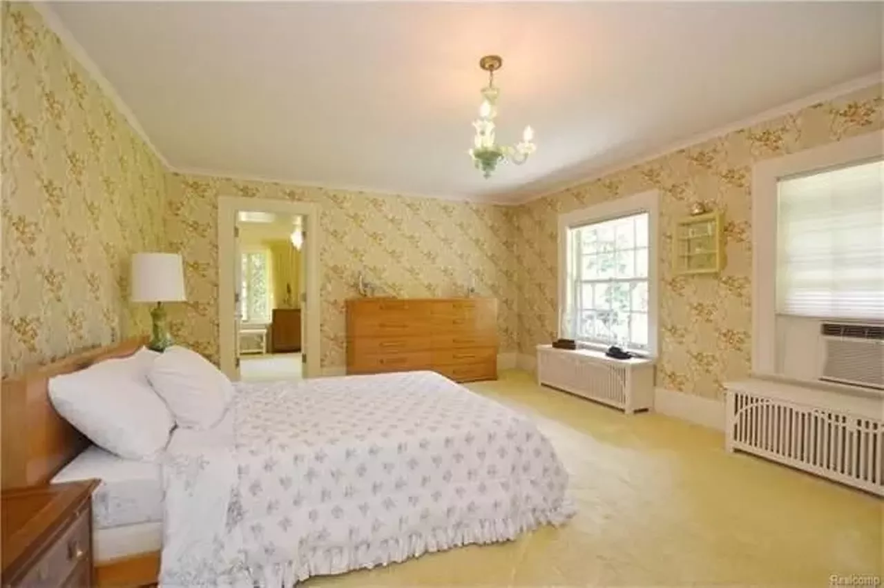 1700 Lincolnshire Dr Asking price: $789,000 6 beds | 4 full baths, 1 half bath Pretty sure this house has a chandelier in every room. It&#146;s lit!